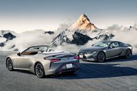 「レクサスLC500“ピナクル”」（写真右）と、「LC500コンバーチブル“ピナクル”」（同左）。