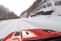北海道・支笏湖周辺の雪道を走る。「ラングラー」は着座位置が高いため、キャビンからは写真のようにボンネットの四隅がよく見える。