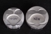 直径86mmの従来型ピストン（写真左）と、同94mmの新型ピストン。並べてみると、サイズの違いは歴然としている。（写真＝webCG）