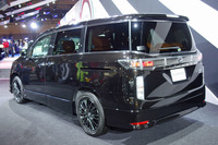 足元を飾るダークグラファイトフィニッシュの18インチアルミホイールなど、黒を強調したスタイリングを特徴としている。