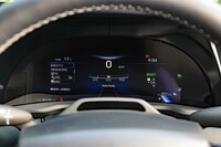 メーターパネルの手前にはドライバーを監視するカメラが設置されている。