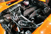 「ランボルギーニ・レヴエルト」のパワーユニット。完全新設計となる12気筒エンジン単体のアウトプットは最高出力825PS、最大トルク725N・mで、システム最高出力1015PSを誇る。