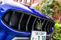 「トライデント」と呼ばれるマセラティのエンブレムが中央に備わる伝統的なフロントグリルを、ノーズの低いポジションに設置。今回試乗した「グレカーレ」の中間グレードである「モデナ」では、ベゼルや格子がブラック仕上げとなる。