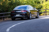 「E300クーペ スポーツ」のWLTCモード燃費値は11.5km/リッター。「Eクラス クーペ／カブリオレ」にラインナップされる「E200」や「E450」などとは異なり、マイルドハイブリッドシステムは搭載されていない。