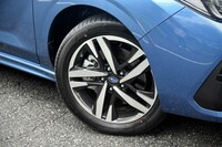 切削光輝のアルミホイールは最上級グレード「ST-H」専用。サイズは17インチ。