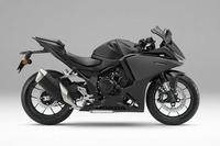 CBR400RフォアE-Clutch（写真の車体色は「マットバリスティックブラックメタリック」）