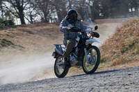 133kgという車重の軽さや、1.9mの最小回転半径などにより、「セロー250」は狭い場所も苦にならない取り回しのしやすさを実現している。