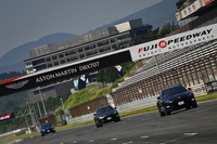 「DBX707」の走行シーン。カルガモ走行を行う先導車両の指示により最終コーナーをゆっくり立ち上がってから加速しても、ホームストレート上では260km/hをあっさりと超えることができた。