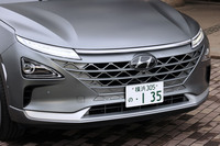 シャープな印象のフロントマスク。弓形の上部LEDランプがデイタイムランニングランプやウインカーで、三角形の下部レンズ部分がLEDヘッドランプになっている。