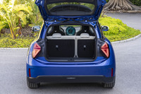 荷室の容量は後席乗車時で210リッター。最大800リッターにまで拡大できる。