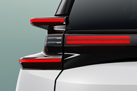 3本のラインを組み合わせたデザインのテールランプ。