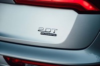 「2.0 TFSIクワトロ」には、省燃費技術「ultraテクノロジー」を取り入れた新しい4WDシステムが採用された。後輪への駆動力伝達が不要な場合にリアアクスルを駆動系から切り離すことで、燃料を節約する。