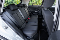 十分な足もと空間が備わる後席も、前席と同じデザインのファブリック表皮を採用。背もたれは60：40の分割可倒式でスキートンネルも組み込まれているが、「Tクロス」とは異なり座面のスライド機構は備わらない。