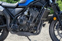 エンジンは471ccの排気量を持つ180°クランクの並列2気筒DOHC。2013年に「CBR500R」などから採用が始まったパワーユニットで、エントリーユーザーにも扱いやすい低・中回転域の特性や、不快な振動を抑えた回転フィールなどが特徴となっている。