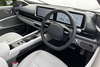 「アイオニック6」のインテリア。12.3インチサイズのディスプレイを横に2枚つなぎ合わせたモダンなインストゥルメントパネルが目を引く。