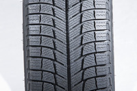 トレッドパターン自体は従来製品「X-ICE3」のものを引き継いでいるが、「表面再生ゴム」と呼ばれる新コンパウンドが採用されている。