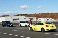 「安全・安心ネットワーク技術」は、5G通信技術を用いて交通参加者の情報を収集し、サーバー上にリアルタイムで交通環境を“再現”。事故リスクを予見し、該当する歩行者や運転者に注意を送るというものだ。