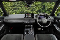 視界の良さを意識しつつすっきりとデザインされたコックピットまわり。エアコンの吹き出し口は、インストゥルメントパネルの内側におさめられている。