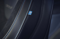 シートの右側サイド部には、スウェーデンの国旗があしらわれる。