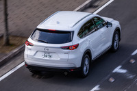 2.2リッター直4ディーゼルターボエンジンが搭載される「CX-8」のWLTCモード値はFF車（写真）が15.8km/リッター、4WD車が15.4km/リッター。試乗車のボディーカラーは有償（3万3000円）の特別塗装色スノーフレイクホワイトパールマイカ。それを含めCX-8には全7色の外装色が設定されている。