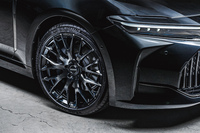 「ホムラ2×9R」は、近年多く見られる、多面的かつ多角的な車両のエクステリアにもなじむようデザインされている。