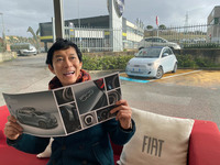 シエナのフィアット販売店「スコッティ」にてくつろぐ筆者（撮影のためマスクを外しています）。