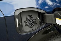 車体の左側には急速充電用ポートが、右側（写真）には普通充電用ポートが備わっている。