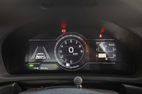 メーターパネルは水平対向エンジンをイメージしたというデザインの液晶タイプ。同じタイミングの改良で「GR86」にはタイヤの空気圧モニターが搭載されたが、スバルはこれを見送っている。