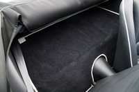 シートの後方に用意されるラゲッジスペース。カーペットの下は工具入れとなっている。