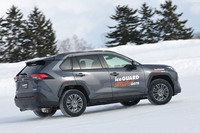 雪上コースを行く「アイスガードSUV G075」を装着した「RAV4」。走りだし、特にラフにアクセルペダルを踏んだ際の最初のひと転がりの確かさにアイスガードSUV G075のアドバンテージを感じた。