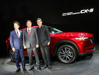 新型「CX-5」でマツダは、初めて米国市場にディーゼルを投入する。写真は左から毛籠勝弘氏、マツダ副社長の丸本 明氏、そして前田育男氏。