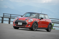 マイナーチェンジ版「MINI」が日本に導入されたのは2018年5月のこと。エクステリアの手直しやデュアルクラッチ式トランスミッションの採用、テレマティクス機能の強化といった変更を受けている。