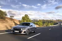 「eDrive40」「M60 xDrive」とも駆動用リチウムイオンバッテリーの容量は81.2kWh。WLTPモード計測による一充電走行距離は前者が497-582kmで後者が455-516km。