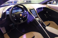 “セル”と呼ばれる体を包み込むようなコックピットデザインが目を引く「ローマ」のインテリア。メーターには16インチの液晶ディスプレイが採用されている。