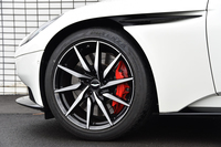 アロイホイールも、V8モデル専用デザインのものが装着される。試乗車には、ブリヂストンの「ポテンザS007」タイヤが組み合わされていた。