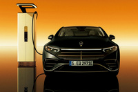 マイナーチェンジしたメルセデス・ベンツのフラッグシップ電気自動車「EQS」は、2024年11月に導入された。内外装や装備のアップデートと、容量を拡大したリチウムイオンバッテリーの搭載などによる進化がうたわれる。