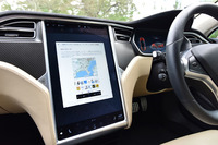 バージョン8.0へのアップデートはインターネット経由でできる。オートパイロットが改善されたほか、メディアプレーヤーが新デザインに変更されている。また、カーナビ機能では地図の表示領域が増し、視認性が向上している。