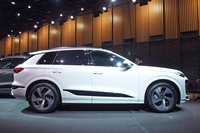 「Q6 e-tron」のボディーサイズは全長×全幅×全高＝4770×1940×1695mmで、ホイールベースは2895mm。切り詰められた前後のオーバーハングが特徴だ。