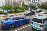 「道行くクルマは地元中国ブランドの、日本では見かけないものばかり……」というつもりで撮影した写真だが、見るとトヨタの「カムリ」や「アルファード」が写り込んでいた。中国市場での不振が報道される日系メーカーだが、今後はどうなるのだろう？