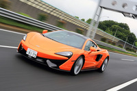 加速性能は0-100km/hが3.4秒で、0-400mは11.1秒と発表されている。最高速は328km/h。