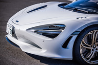 「720S」から継承されるエアインテークと一体となったヘッドランプデザインを採用。ひと目でマクラーレンだとわかる空力性能を徹底的に追求した流麗なフォルムも特徴だ。フロントウィンドウのガラスは1.6kg軽量なものに変更されている。