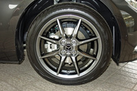 「ロードスターRED TOP」は足元も特別。高輝度塗装が施された16インチアルミホイールを履きこなす。