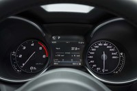 メーターパネルは2眼式で、センターにマルチインフォメーションディスプレイが置かれる。低めの4500rpmからレッドゾーンが始まるエンジン回転計は、ディーゼル車ならではのもの。