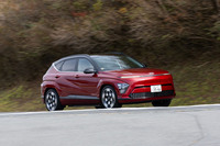 フロントに搭載される駆動用モーターの最高出力は「カジュアル」が135PSで他グレードは204PS。255N・mの最大トルクは全車共通だ。