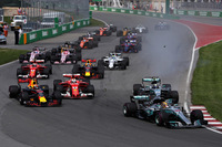 ポールシッターのハミルトンはスタートでトップを守りターン1へ。レッドブルのマックス・フェルスタッペンが5番グリッドから2位に躍進。予選2位のセバスチャン・ベッテルは4位に落ちたばかりか、フェルスタッペンのタイヤと接触しフロントウイングを破損、緊急ピットインで大きく出遅れた。（Photo=Red Bull Racing）