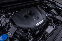 「2.5T Lパッケージ」に搭載される2.5リッター直4ターボエンジン。最高出力230PS、最大トルク420N・mという実力。この数値は最大トルク450N・mを発生するディーゼルの「2.2」に迫るものだ。