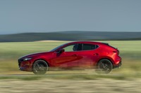 「色気のある塊」をデザインテーマに掲げる「マツダ3ファストバック」。ボディーサイドにキャラクターラインは入れられておらず、滑らかな曲面で生命感が表現されている。