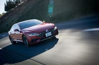 「ゴルフ」や「パサート」などと同じく、プラットフォームには横置きエンジン用のモジュール「MQB」が採用されている。