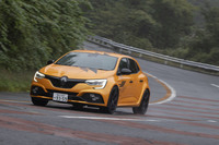 フロント：ストラット、リア：トーションビームの足まわりにはバンプストップラバーの代わりにサブダンパーを使う「HCC（ハイドローリックコンプレッションコントロール）」を採用している。