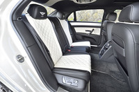 前後席ともヘッドレストにベントレーエンブレムと「V8 S」ロゴの刺しゅうが施される。